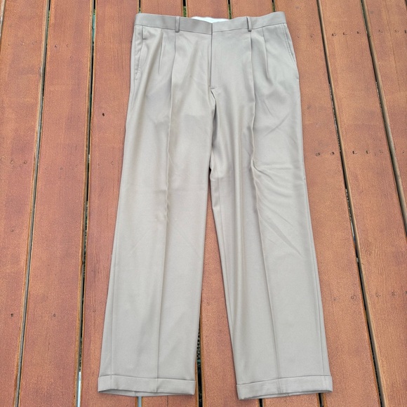 Haggar Men's Classic Slack Khaki Dress Pants - Picture 1 of 4